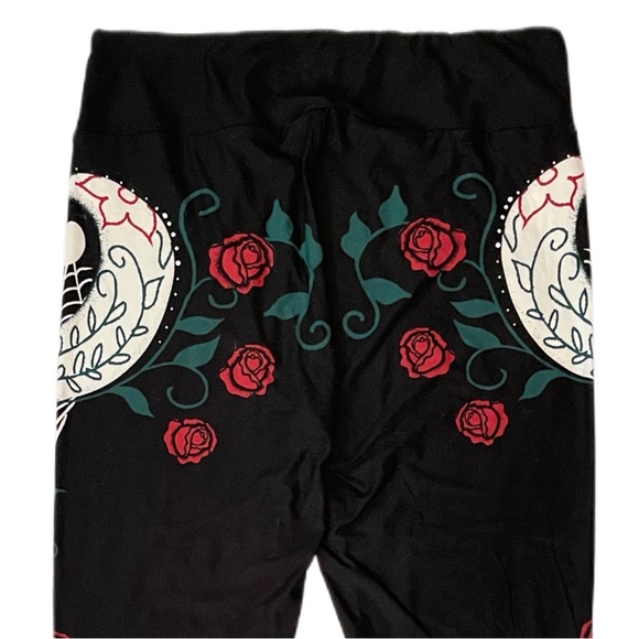 ✨🆕☠️🥀LULAROE HALLOWEEN SKULL SKELETON WITH ROSES LEGGINGS🥀 - Picture 4 of 6